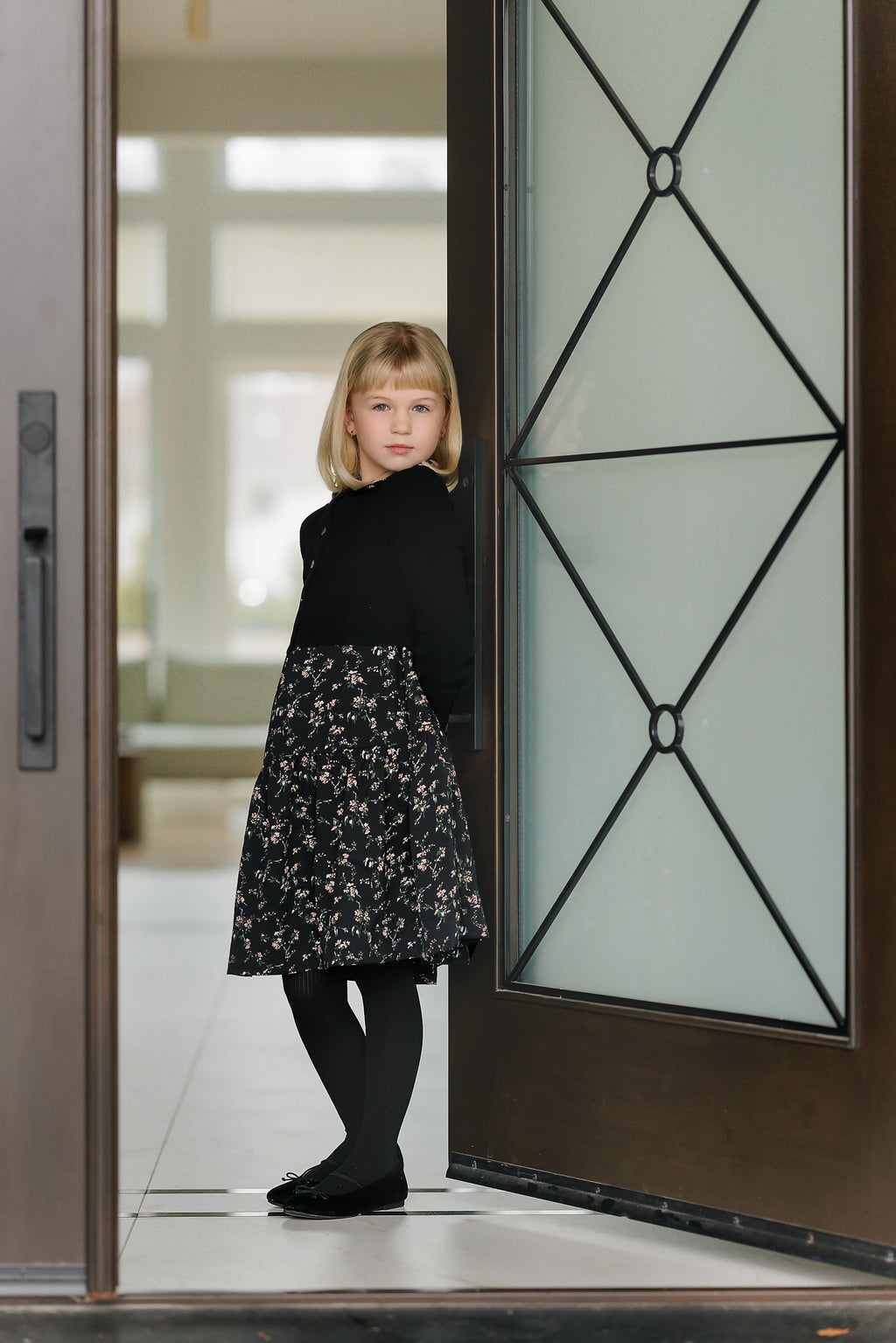 BLACK CROP SCALLOPED CARDIGAN